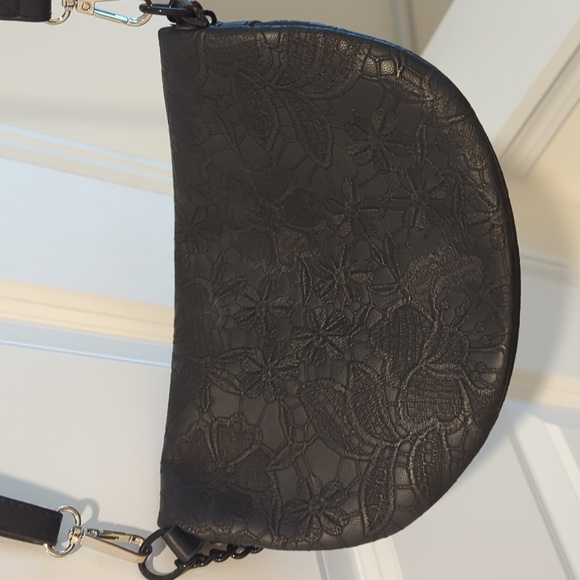 Fashion & Bags Leather Floral Designed Crossbody w/Link Chain & Adjustable Strap - Picture 6 of 12